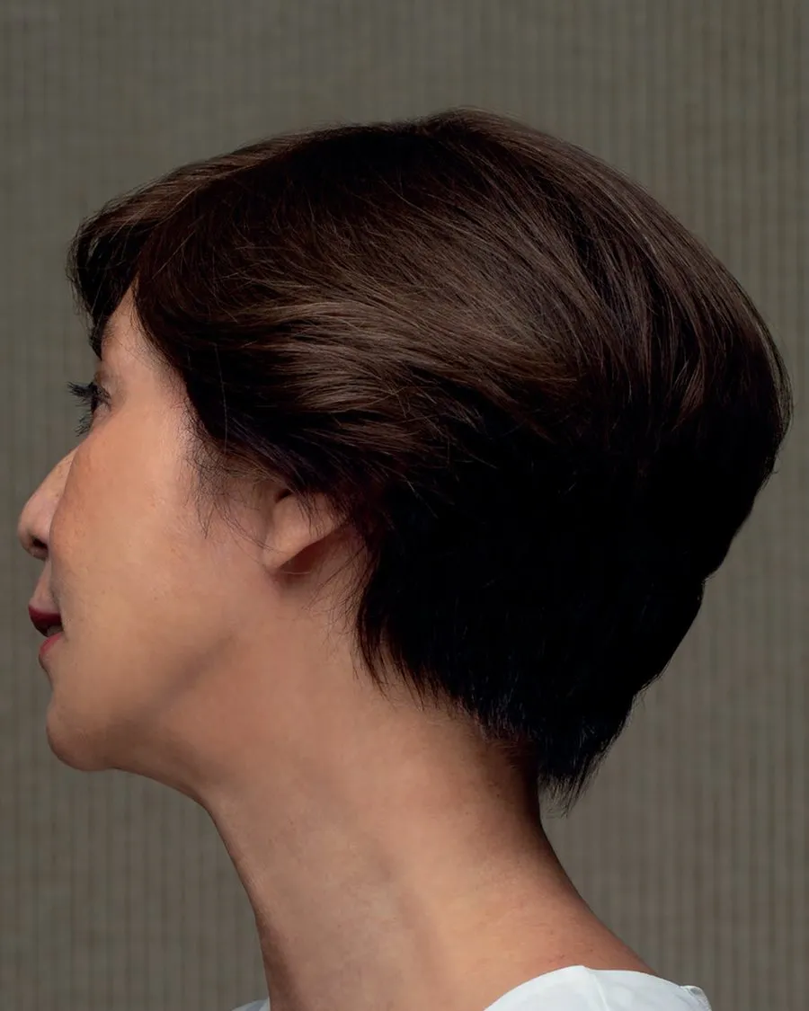 Model with a natural crown volume topper